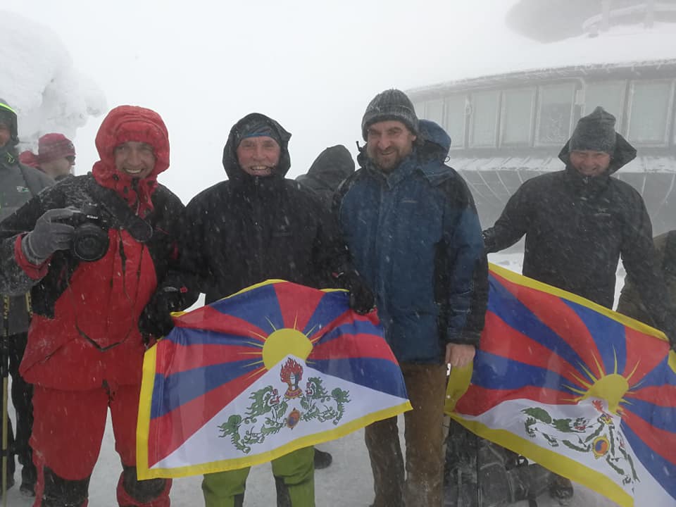 Na střeše České republiky zavlála tibetská vlajka